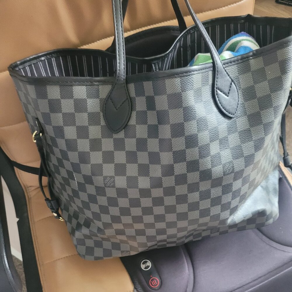 LV large size never full w/ clutch